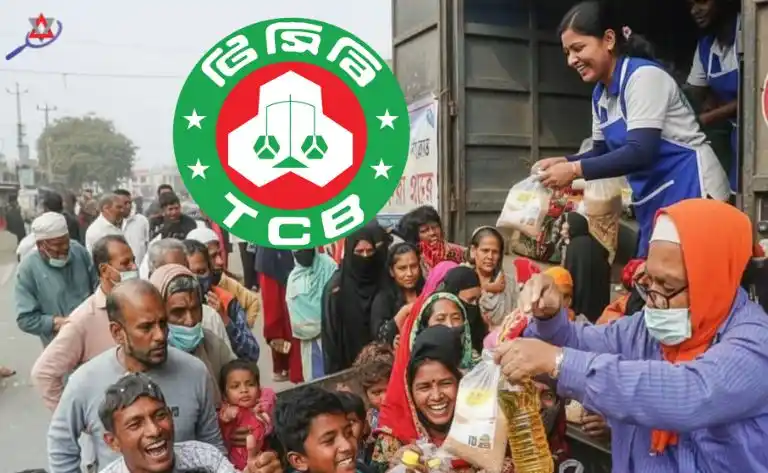 টিসিবির ভ্রাম্যমাণ ট্রাকে পণ্য বিক্রি চলছে