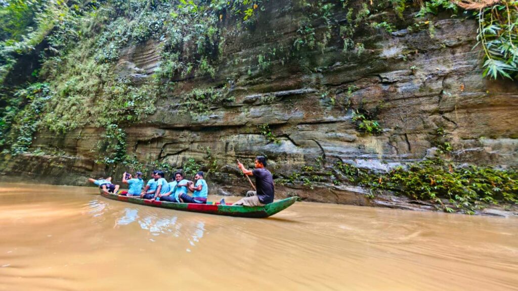 নদীপথে নৌকাভ্রমণের মাধ্যমে উপভোগ করা যায় বান্দরবানের অপার সৌন্দর্য।