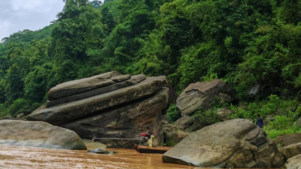 ঝরনার কলকল শব্দের মাঝে প্রকৃতির নির্মল সৌন্দর্য উপভোগ করছেন ভ্রমণকারীরা।
