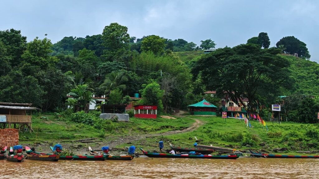 নদীর প্রতিটি বাঁক যেন নতুন এক প্রাকৃতিক দৃশ্যের জন্ম দেয়।