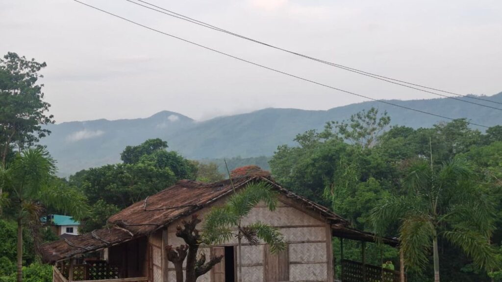 মেঘে ঢাকা পাহাড়ের দৃশ্য পর্যটকদের মুগ্ধ করে।