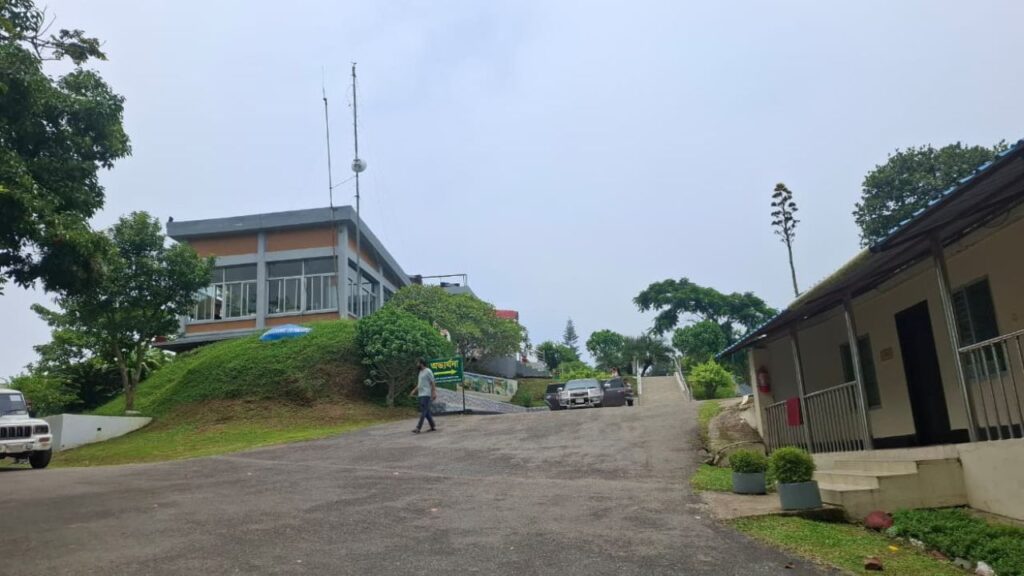 নীলগিরির ভিউ পয়েন্ট থেকে দূরের পাহাড় দেখা যায়।