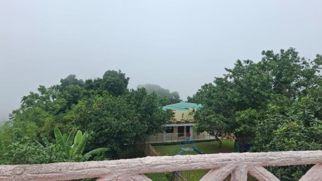ভিউ পয়েন্ট থেকে দেখা যায় পাহাড়ের সারি।