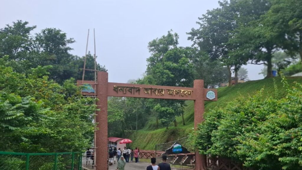 নীল আকাশ ও পাহাড়ের সমন্বয়ে অপরূপ দৃশ্য।