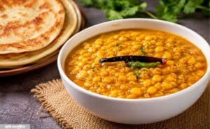 বাবুর্চি স্টাইলে বুটের ডাল রান্না