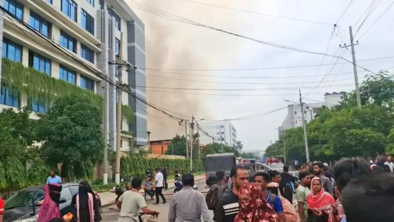 আদমজী ইপিজেডে আগুন, নিয়ন্ত্রণে প্রাণপণ লড়ছে ফায়ার সার্ভিস