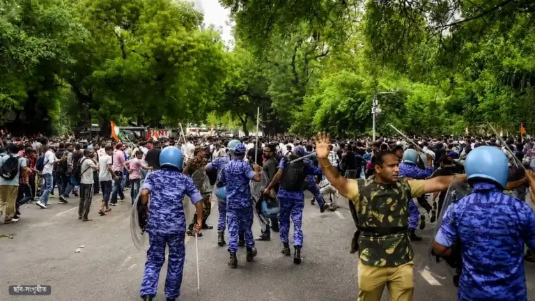‘সংসদ চলো’ কর্মসূচিতে উত্তাল দিল্লি, ককরোচ জনতা পার্টির ওপর পুলিশের লাঠিচার্জ