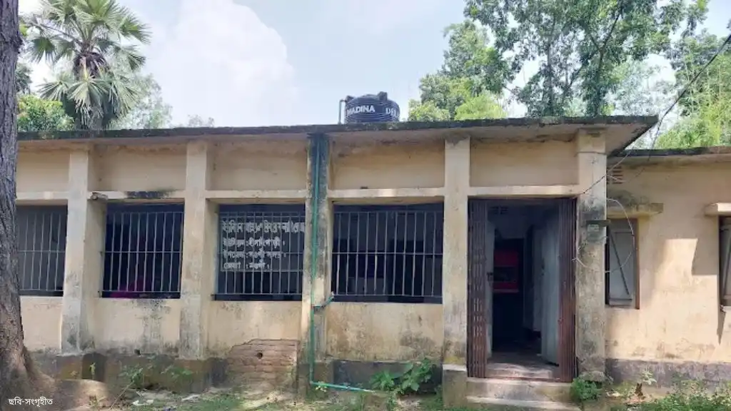 প্রায় দুই বছর পর চালু হলো নওগাঁর হাঁসাইগাড়ী স্বাস্থ্য ও পরিবার কল্যাণ কেন্দ্র, শুরু হয়েছে ওষুধ বিতরণ