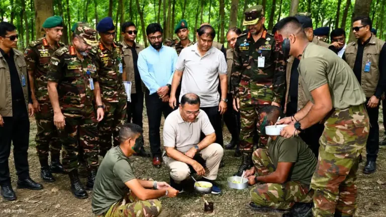 প্রধানমন্ত্রী সৈনিকদের সঙ্গে খেলেন খাবার ও পান করলেন চা