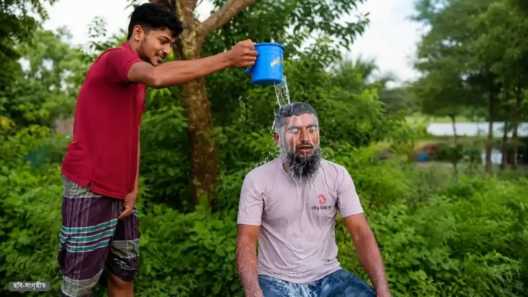 সাতক্ষীরা শ্যামনগরে এক মণ দুধ দিয়ে গোসল করে জামায়াত নেতার দলত্যাগ