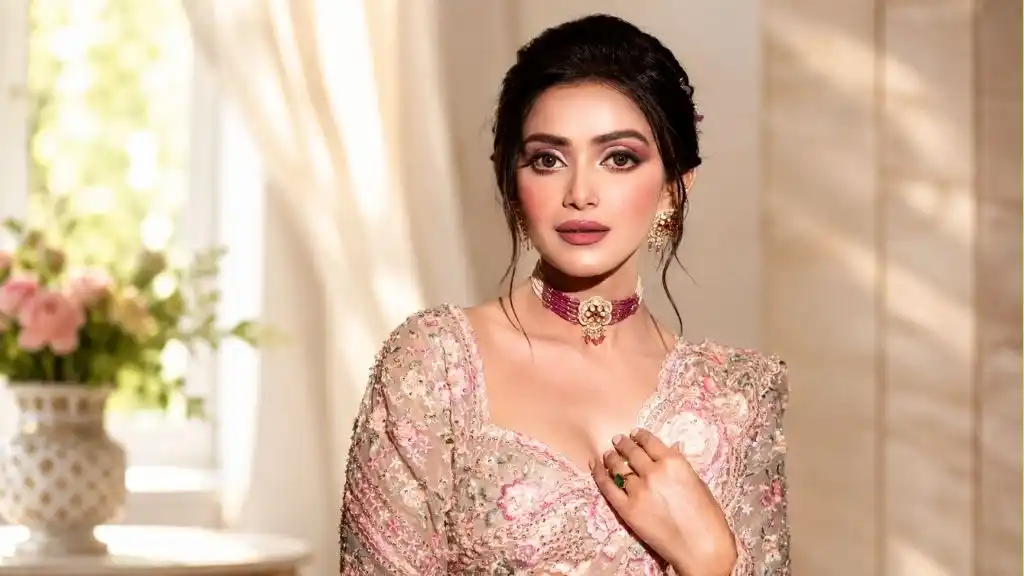 জামদানি শাড়ি বিতর্কে আদালতের সমন, আইনের প্রতি আস্থার কথা জানালেন তিশা