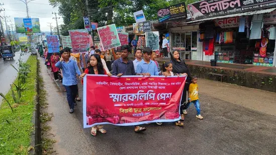 ১০ দফা দাবিতে খাগড়াছড়িতে বিপ্লবী ছাত্র আন্দোলনের বিক্ষোভ, শিক্ষামন্ত্রী বরাবর স্মারকলিপি