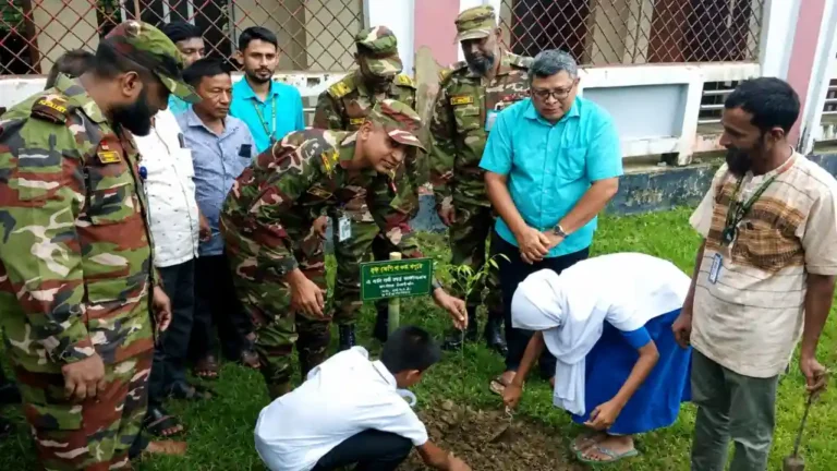 সিন্দুকছড়িতে সেনাবাহিনীর উউদ্যোগে শিক্ষার্থীদের শিক্ষার্থীদের মাঝে ৬ শতাধিক গাছের চারা বিতরণ