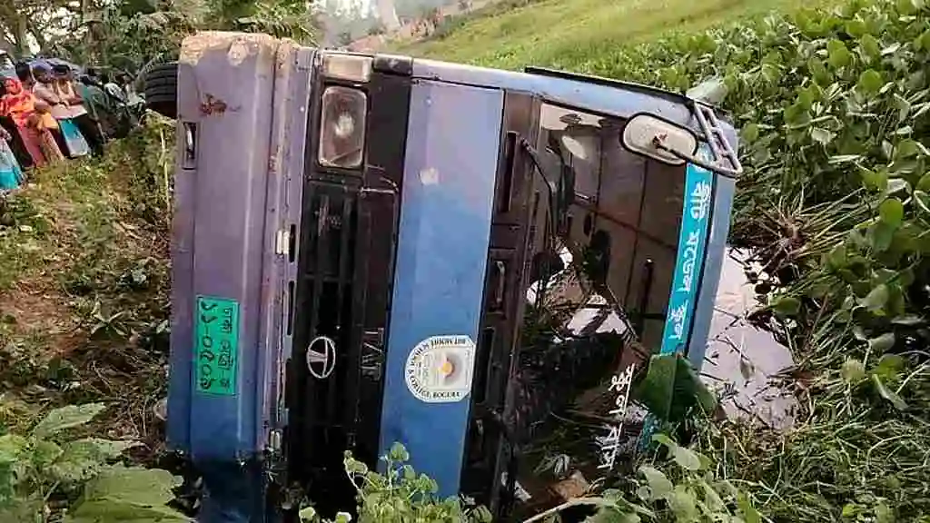 বগুড়ায় বিট মডেল স্কুলের বাস খাদে পড়ে শিক্ষার্থীর মৃত্যু, আহত প্রায় ১৫