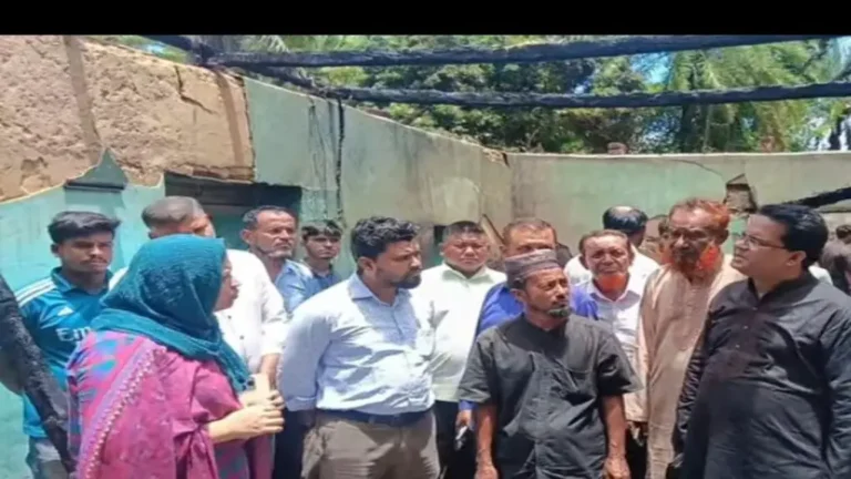 মানিকছড়িতে অগ্নিকাণ্ডে ক্ষতিগ্রস্ত পরিবারের পাশে উপজেলা প্রশাসন