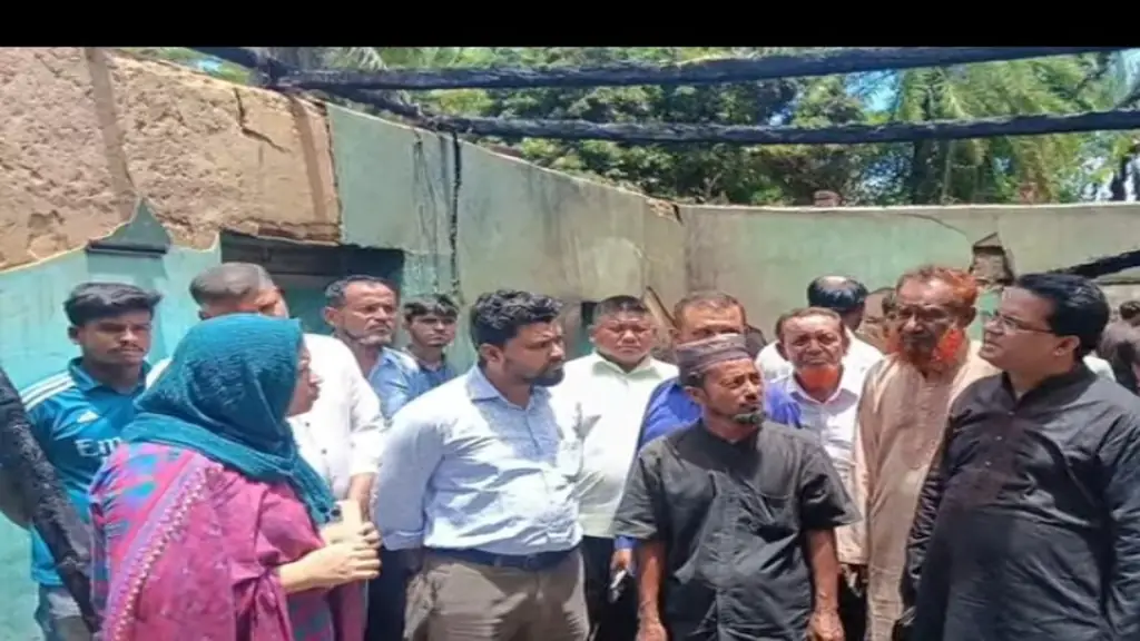 মানিকছড়িতে অগ্নিকাণ্ডে ক্ষতিগ্রস্ত পরিবারের পাশে উপজেলা প্রশাসন