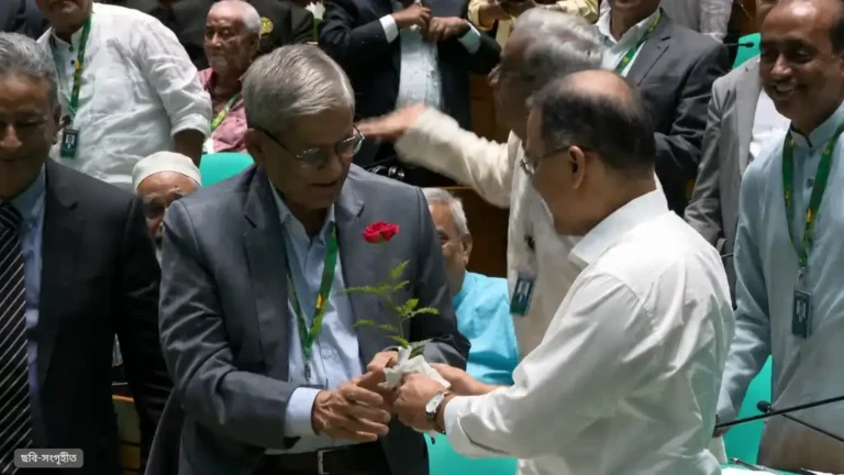 নতুন রাষ্ট্রপতিকে লাল গোলাপের শুভেচ্ছা জানালেন প্রধানমন্ত্রী