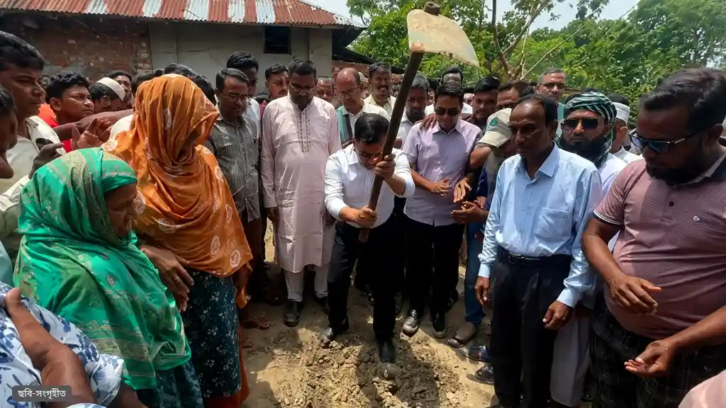 নওগাঁয় অসহায় বিধবার পাশে এমপি জাহিদুল ইসলাম ধলু
