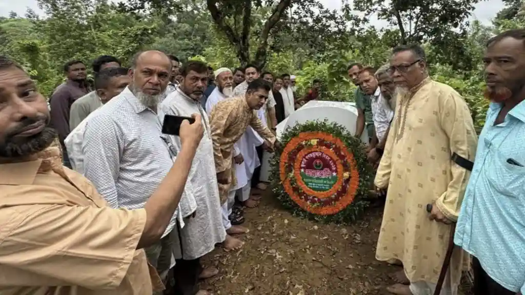 রামগড়ে জুলাই শহীদ আব্দুল মজিদের কবরে বিএনপির শ্রদ্ধা, দোয়া মাহফিল অনুষ্ঠিত