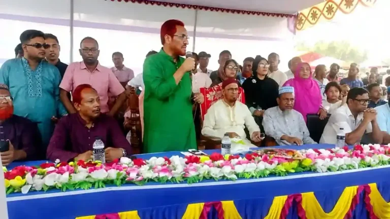 শেরপুরে ঐতিহ্যবাহী নৌকাবাইচ মেলার উদ্বোধন, নদীর তীরে দর্শনার্থীদের ভিড়
