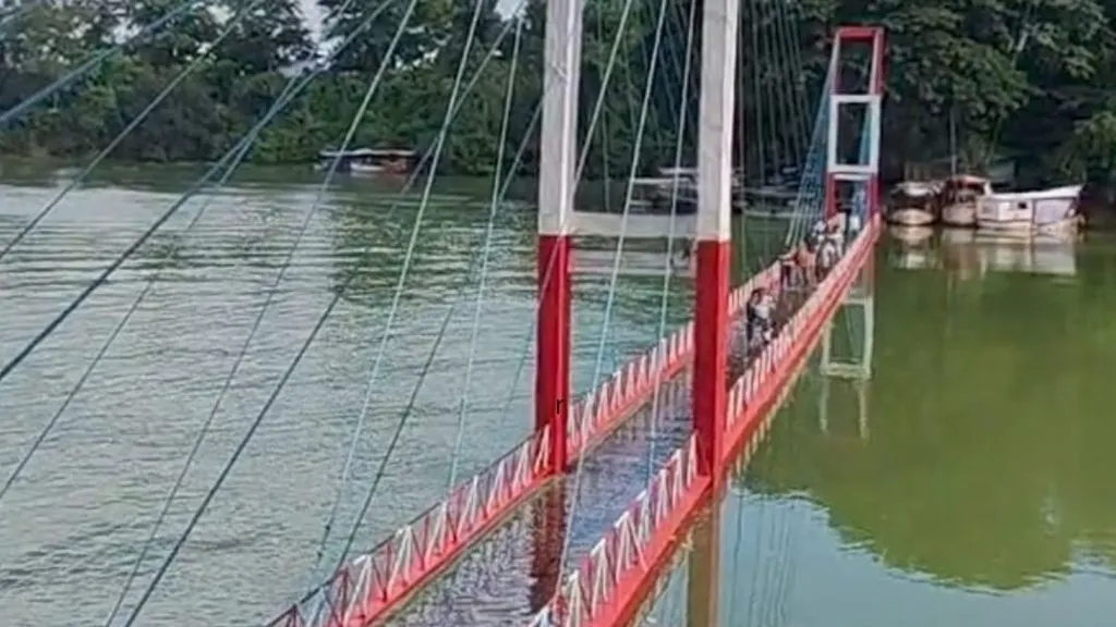 কাপ্তাই হ্রদের রূপ এখন রুদ্রমূর্তি, থৈ থৈ পানিতে তলিয়ে গেছে ঝুলন্ত সেতু