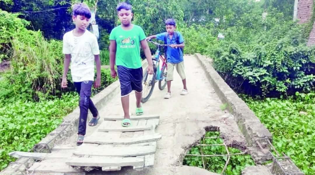 আত্রাইয়ে এক বছর ধরে ভাঙা সেতু, ঝুঁকি নিয়ে চলাচল কয়েক গ্রামের মানুষের
