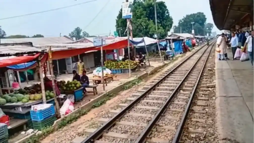 আত্রাইয়ের আহসানগন্জ  ঢাকাগামী আন্তঃনগর ট্রেনের স্টপেজ না থাকায় দুর্ভোগে যাত্রীরা