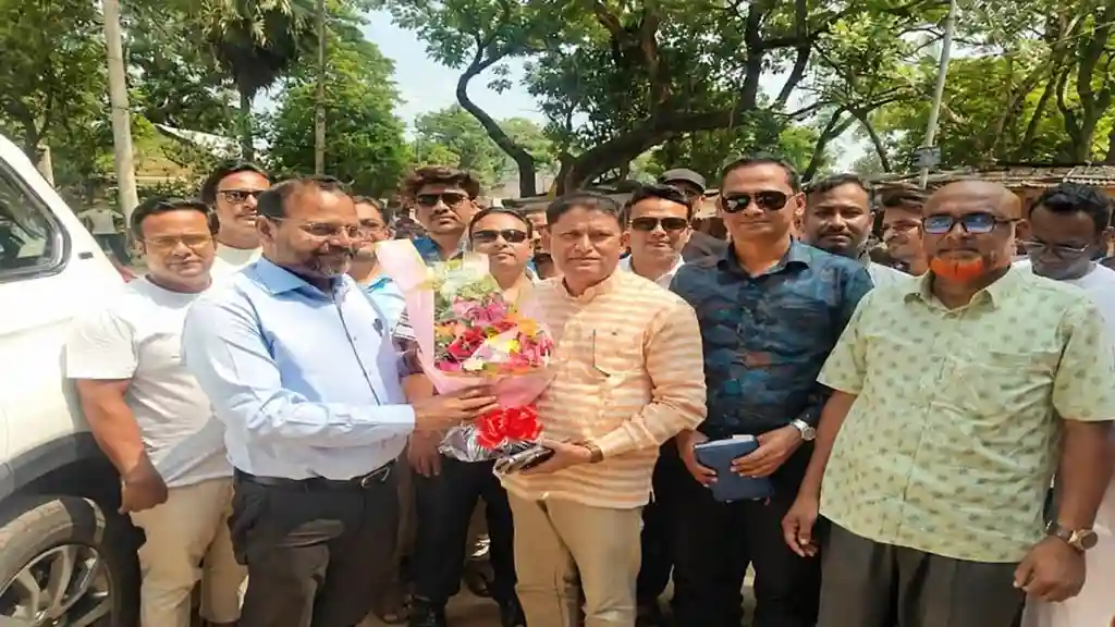 বলিহার রাজবাড়ী পরিদর্শনে ভারতীয় সহকারী হাইকমিশনার ও এমপি টিপু