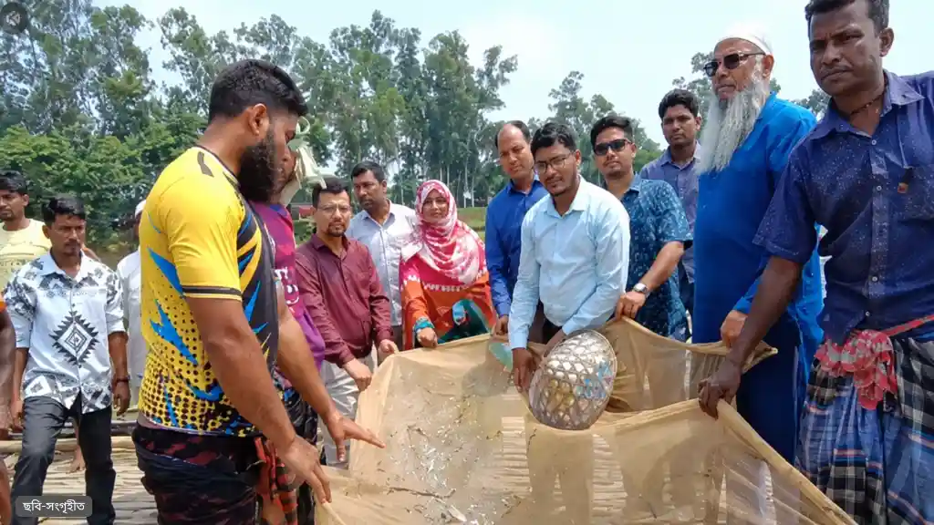 দীর্ঘ ৪ মাস পর মান্দার বিলে জালের ঝংকার, মাছ ধরার অনুমতি পেয়ে খুশি জেলেরা