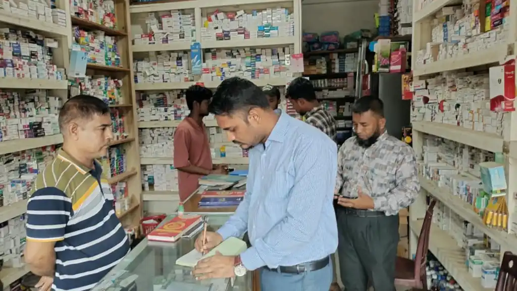 ফিজিশিয়ান স্যাম্পল ও তাপমাত্রা লঙ্ঘন: মাটিরাঙ্গায় দুই ফার্মেসিকে ৭ হাজার টাকা জরিমানা