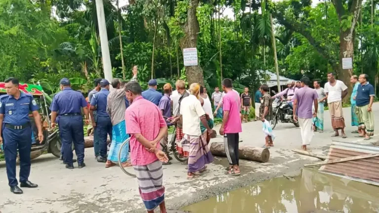 লালমনিরহাটে সার সংকটের প্রতিবাদে মহাসড়ক অবরোধ, মন্ত্রীর আশ্বাসে প্রত্যাহার