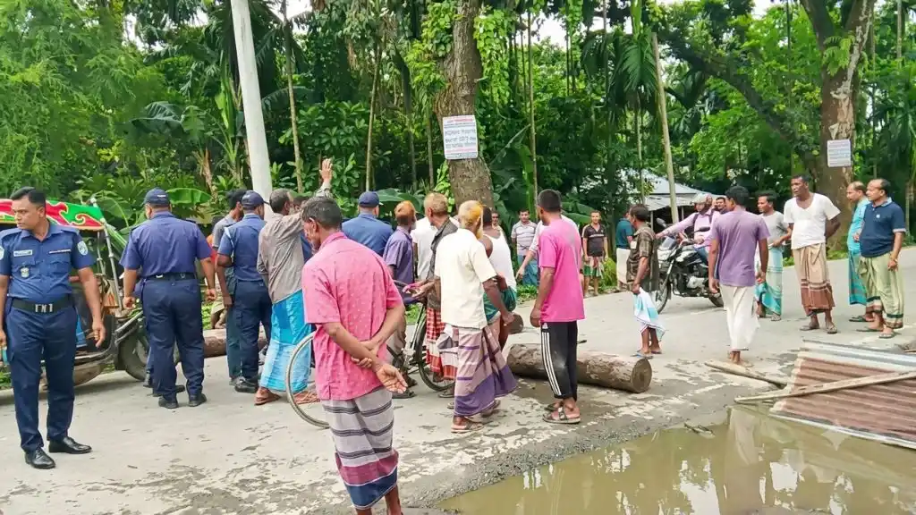 লালমনিরহাটে সার সংকটের প্রতিবাদে মহাসড়ক অবরোধ, মন্ত্রীর আশ্বাসে প্রত্যাহার