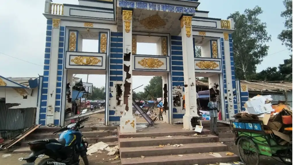 নওগাঁর পত্নীতলায় লটারির ড্র না হওয়ায় বাণিজ্য মেলায় ভাঙচুর-লুটপাট