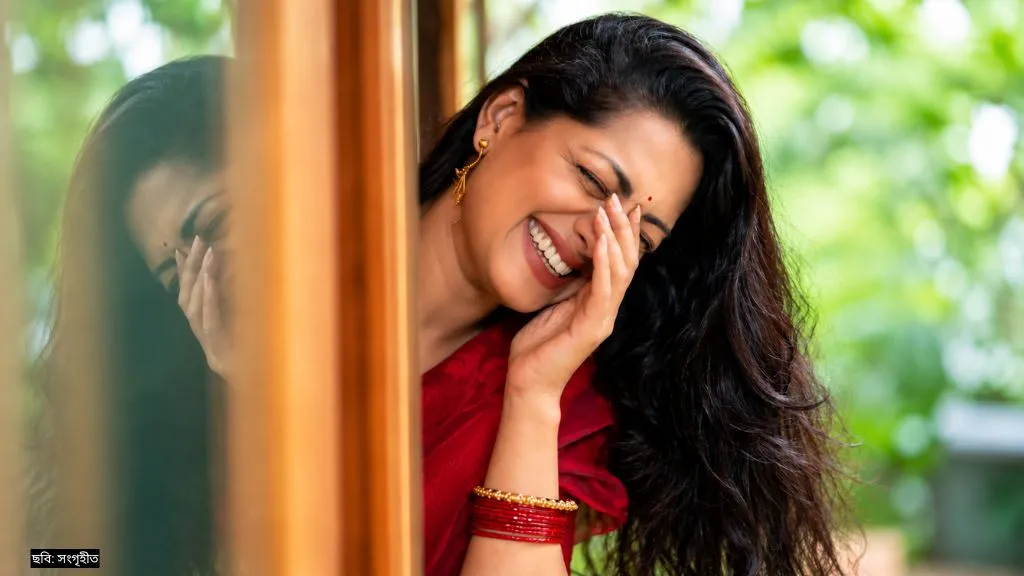 শাড়িতে তিশার লাজুক হাসি মুগ্ধ করল ভক্তদের