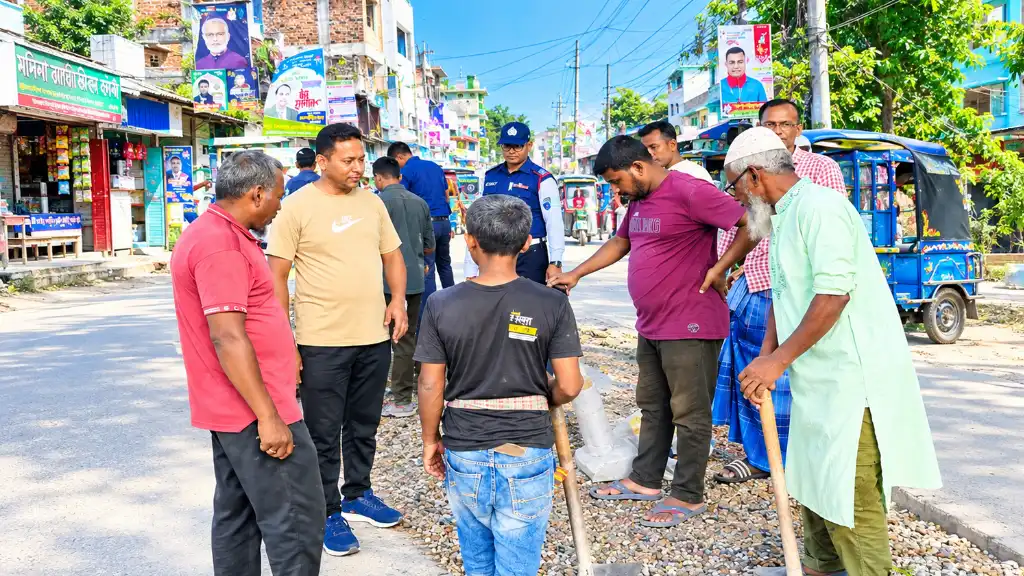 পুলিশ সুপারের নির্দেশনায় নওগাঁর গোস্তহাটি জংশনের ভাঙা সড়ক অস্থায়ীভাবে মেরামত