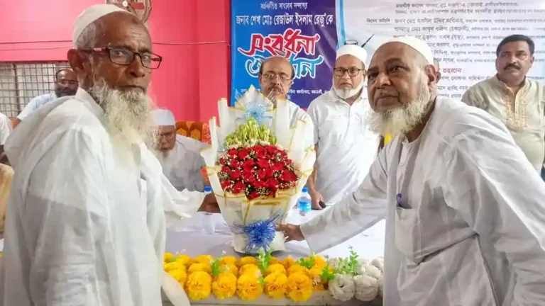 নওগাঁর আত্রাইয়ে রেজাউল ইসলাম রেজু এমপিকে দলিল লেখক সমিতির সংবর্ধনা