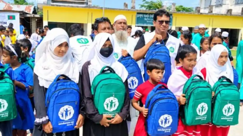 মোংলায় ১৫ শিক্ষাপ্রতিষ্ঠানের ১৫০ শিক্ষার্থী পেল শিক্ষা উপকরণ