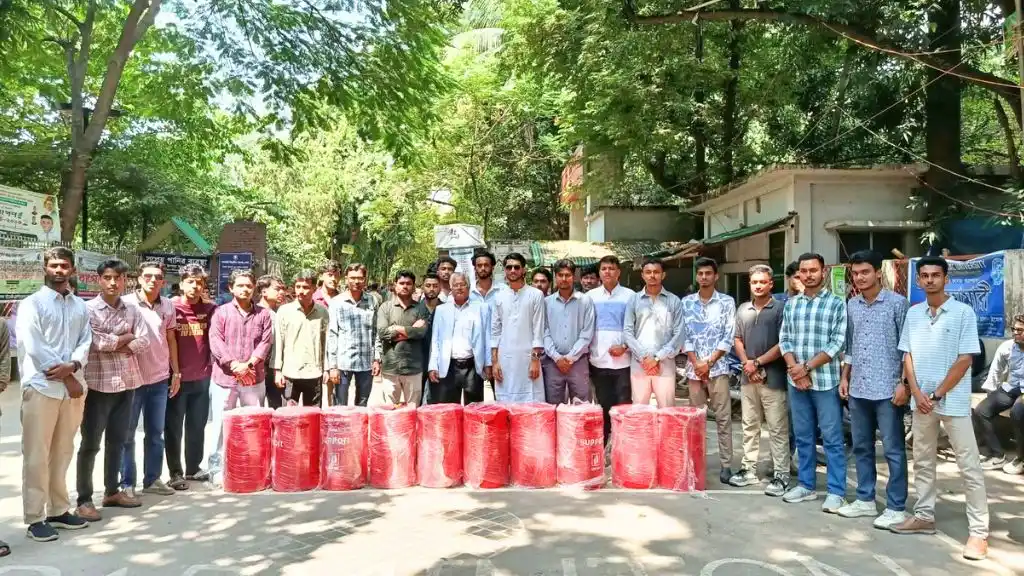 তিতুমীর কলেজে শিক্ষার্থীদের জন্য ১০টি ডাস্টবিন বিতরণ