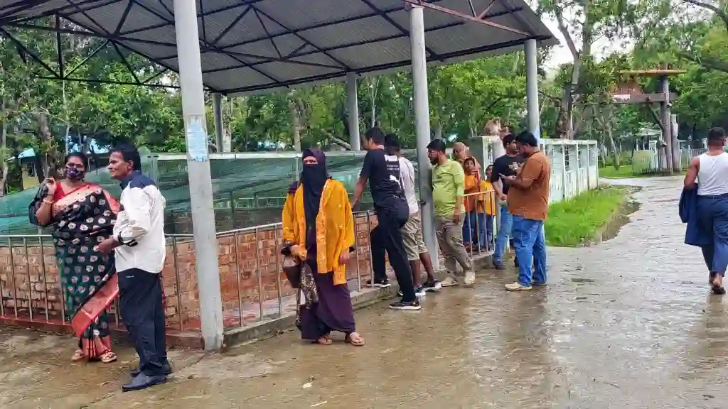 তিন মাসের নিষেধাজ্ঞা শেষে করমজলে পর্যটকের ঢল