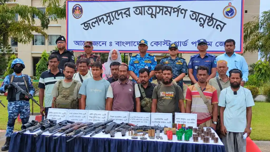 সুন্দরবনে বনদস্যুদের বিরুদ্ধে বড় অগ্রগতি, নানা ভাই বাহিনীর প্রধানসহ ১২ জনের আত্মসমর্পণ