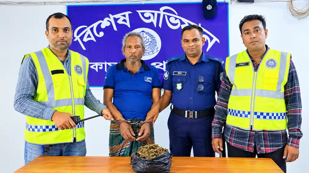 মান্দায় চায়ের দোকানে অভিযান চালিয়ে ৫৭৫ গ্রাম গাঁজাসহ এক ব্যক্তিকে গ্রেপ্তার করেছে পুলিশ