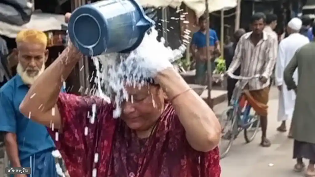 মেয়েকে তালাক করিয়ে প্রকাশ্য বাজারে দুধ দিয়ে গোসল করলেন মা