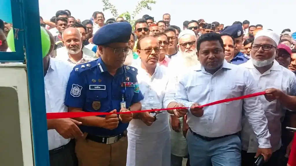 নিরাপত্তা বাড়াতে আত্রাই-নাটোর সড়কে নতুন পুলিশ বক্স