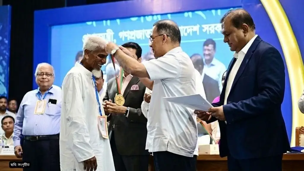 বিশ্ব শিক্ষক দিবসে বিভিন্ন পর্যায়ের ১০২ শিক্ষক পেলেন সম্মাননা